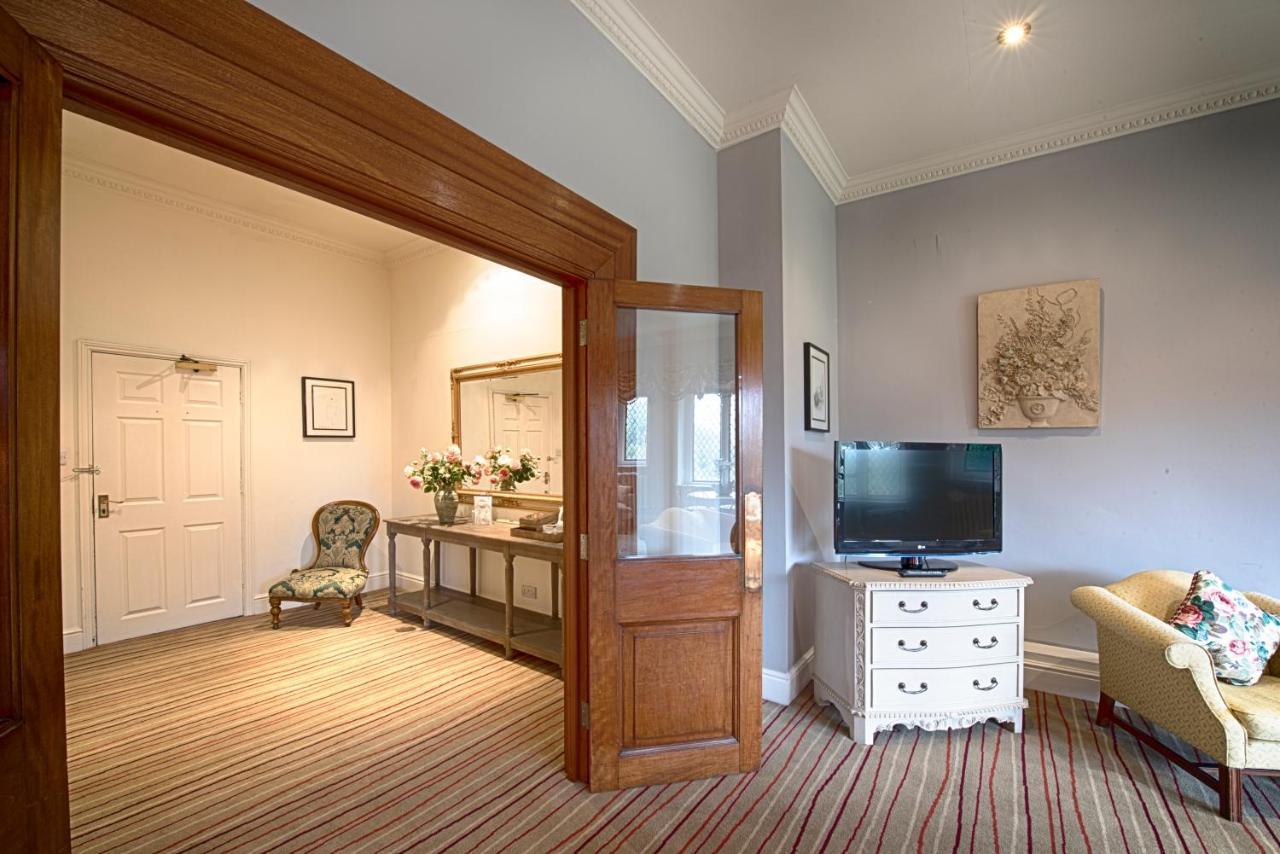 Miskin Manor Hotel Хензол Экстерьер фото