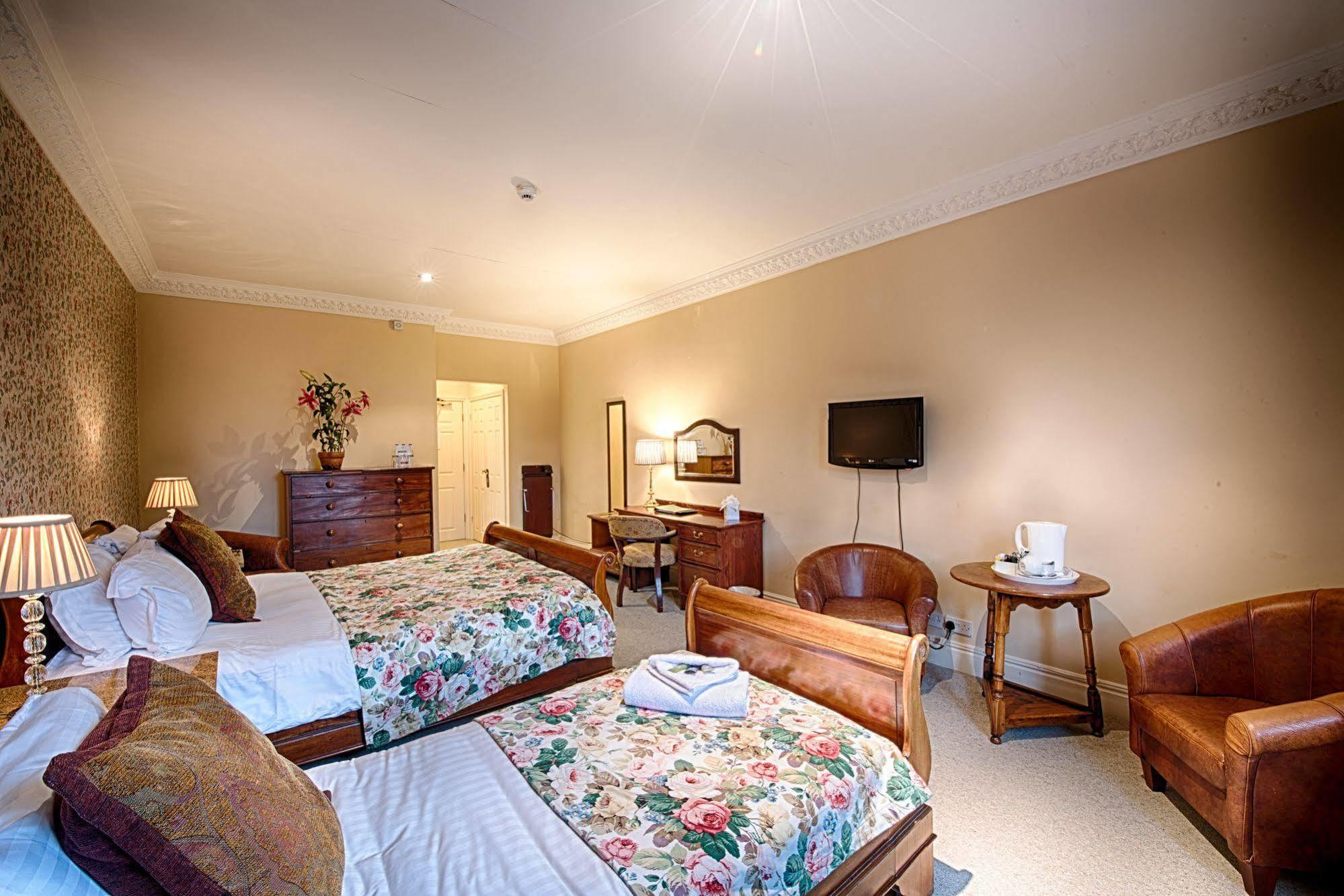 Miskin Manor Hotel Хензол Экстерьер фото