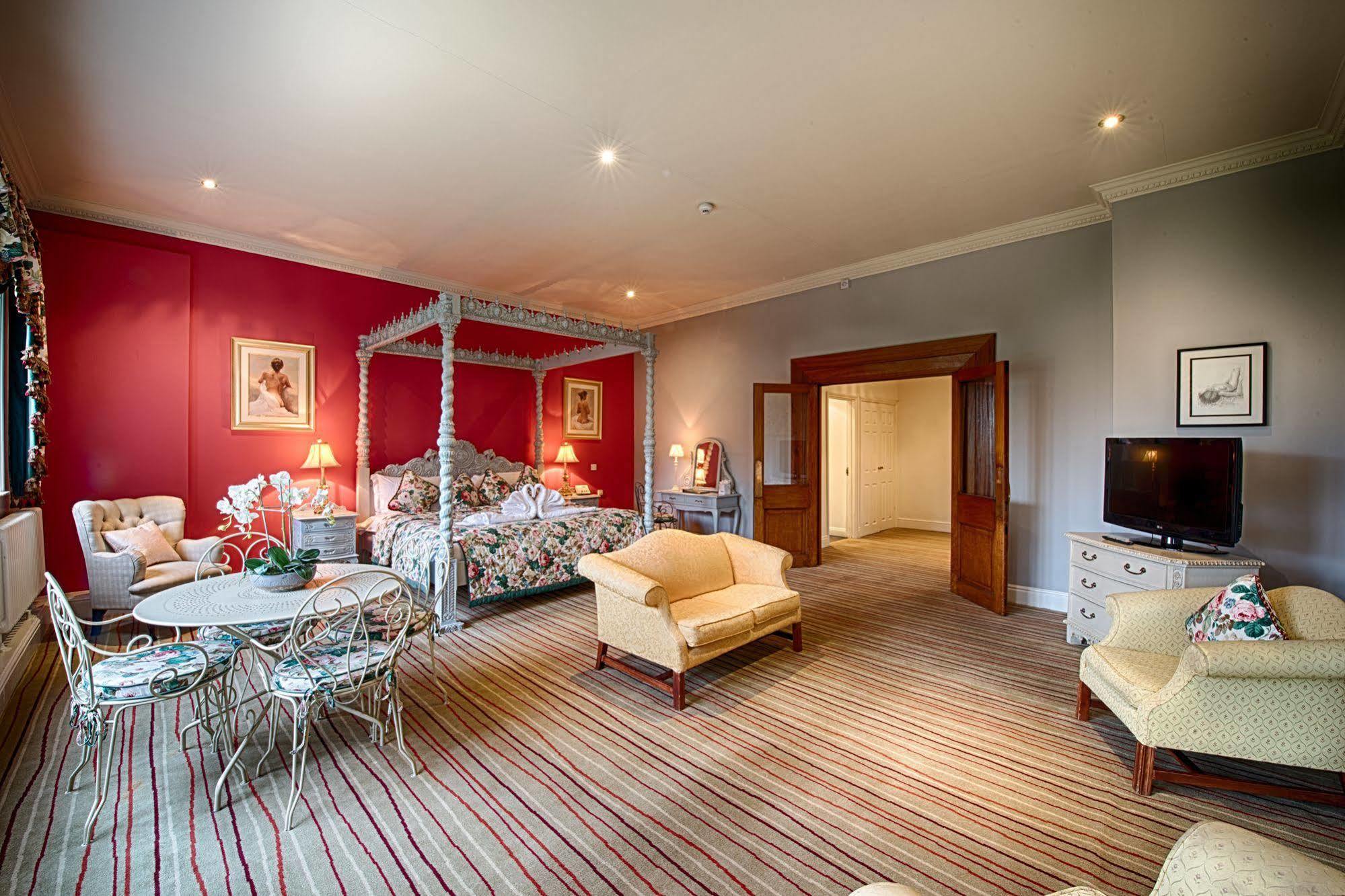 Miskin Manor Hotel Хензол Экстерьер фото