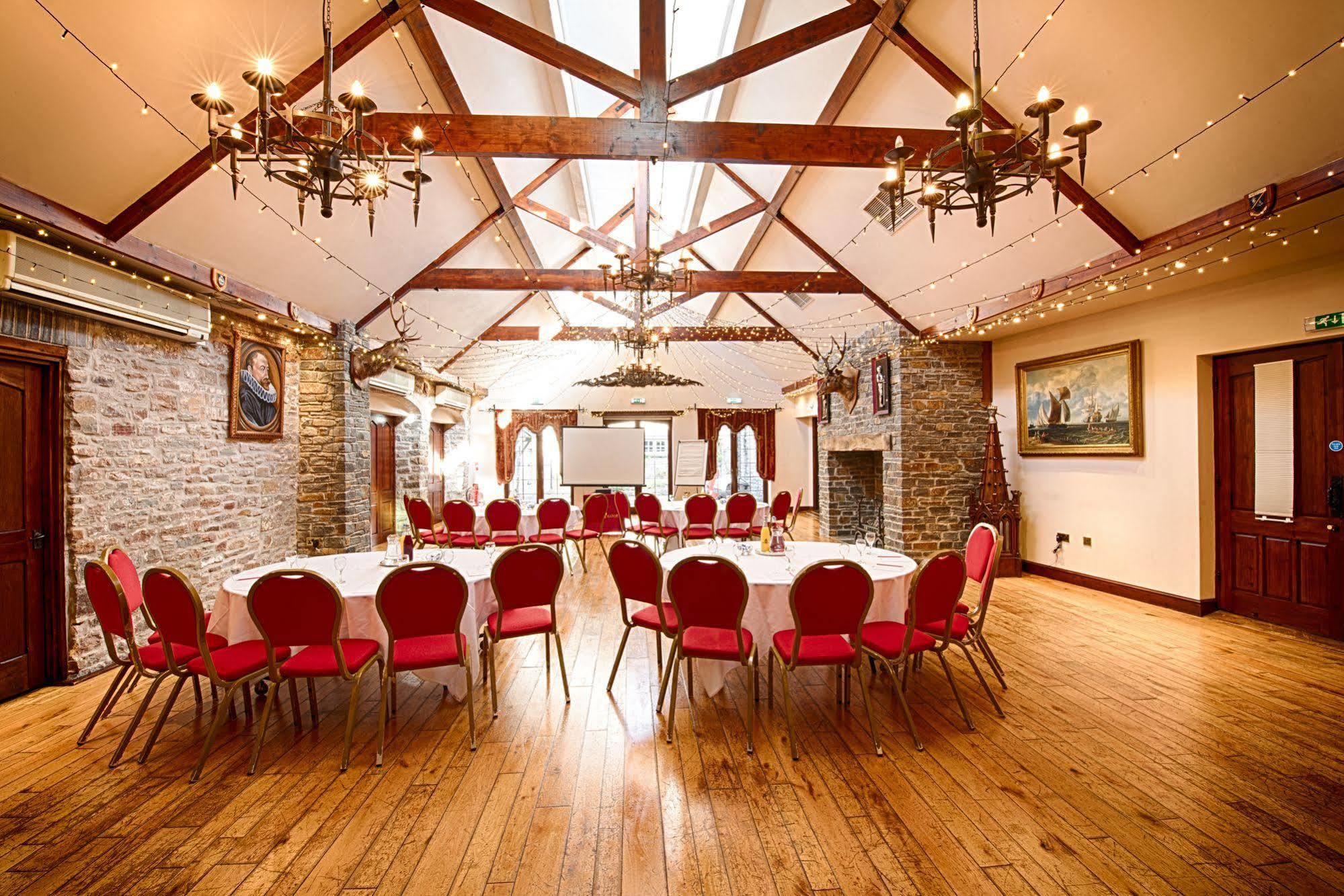 Miskin Manor Hotel Хензол Экстерьер фото