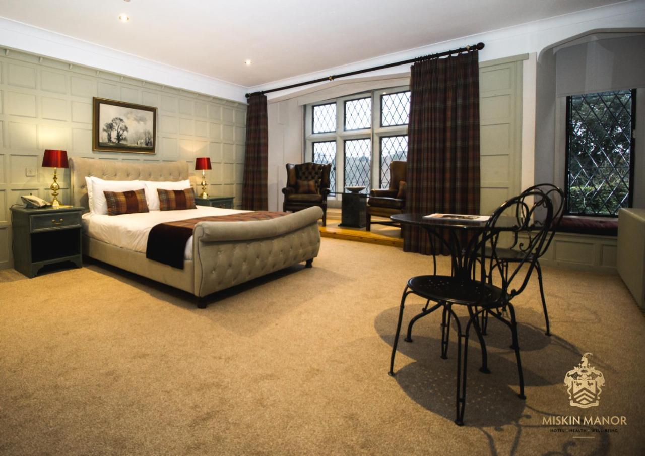 Miskin Manor Hotel Хензол Экстерьер фото
